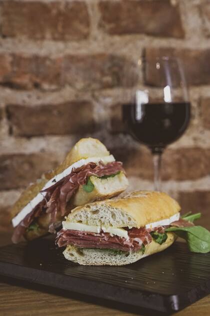Picadas, empanadas y sándwiches son algunas de las propuestas para maridar el buen vino