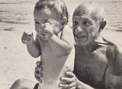 Picasso junto a Claude, el primer hijo que tuvo con Gilot (Foto: libro Mi vida con Picasso)