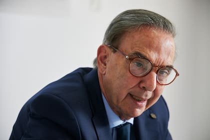Pichetto con lentes