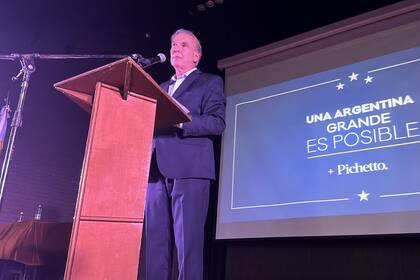 Pichetto encabezó un acto de su partido en la sede de los gastronómicos porteños
