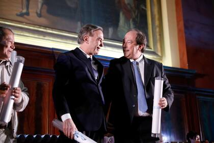Pichetto y Sanz conversan durante la entrega de los premios