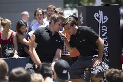 Pichot con el neozelandés Richie McCaw, otra emblemática figura del rugby profesional