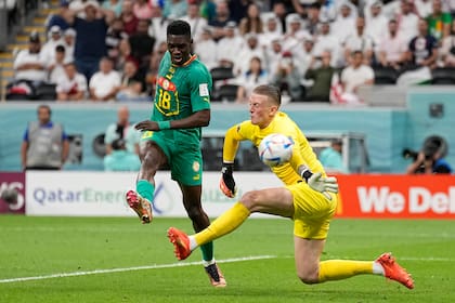 Pickford tapa ante la llegada franca de Sarr