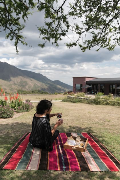 Picnic sobre manta en el parque, una buena alternativa cuando el salón está lleno.
