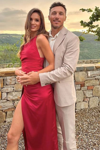 Pico Mónaco y Diana Arnopoulos posaron muy cariñosos con el atardecer de fondo.