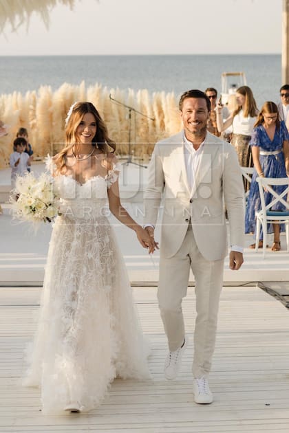 Pico recibe a su mujer en la playa para intercambiar los votos matrimoniales y así dar comienzo a la celebración del sábado, que duró hasta el amanecer.