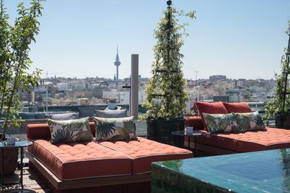 Picos Pardos Sky Lounge by Martini es un rooftop con piscina y lounge donde los huéspedes y clientes pueden disfrutar de tragos con una de las mejores vistas de Madrid.
