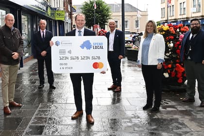 Pictured in Carrickfergus, County Antrim: Far left, Lee Britton, CEO Europe at EML, centre with card, Gordon Lyons, Northern Ireland's Minister for the Economy, and second from right, Sarah Cunningham, Vice President and Lead at Mastercard’s Dublin Technology Hub. (Photo: Business Wire)