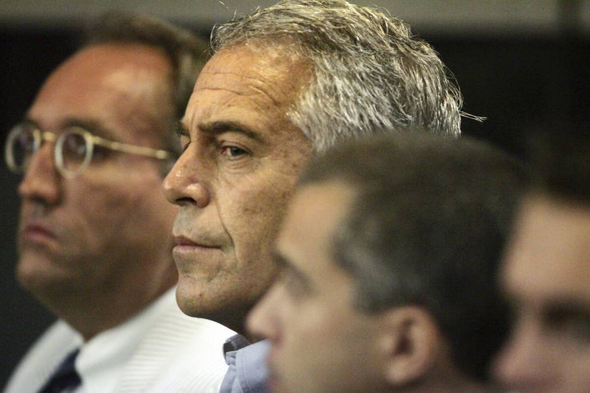 Piden la salida de un secretario que había sellado un acuerdo con Jeffrey Epstein