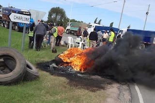 Transportistas de granos protestan a la vera de las rutas en reclamo de una suba de tarifas