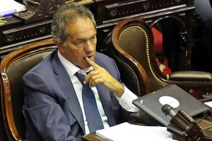 Daniel Scioli recorre el país y elude una definición