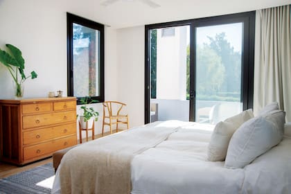 Pie de cama (Millie Home). Cómoda vintage heredada. Silla estilo Wishbone (Lebon House). Alfombra (Belgika)