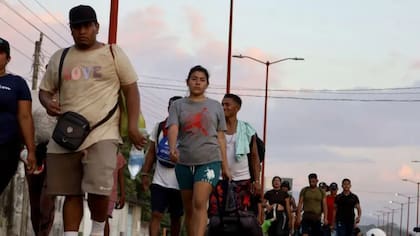 Pie de foto, La mayoría de los juristas coinciden en que el presidente Trump no puede poner fin a la ciudadanía por derecho de nacimiento con una orden ejecutiva