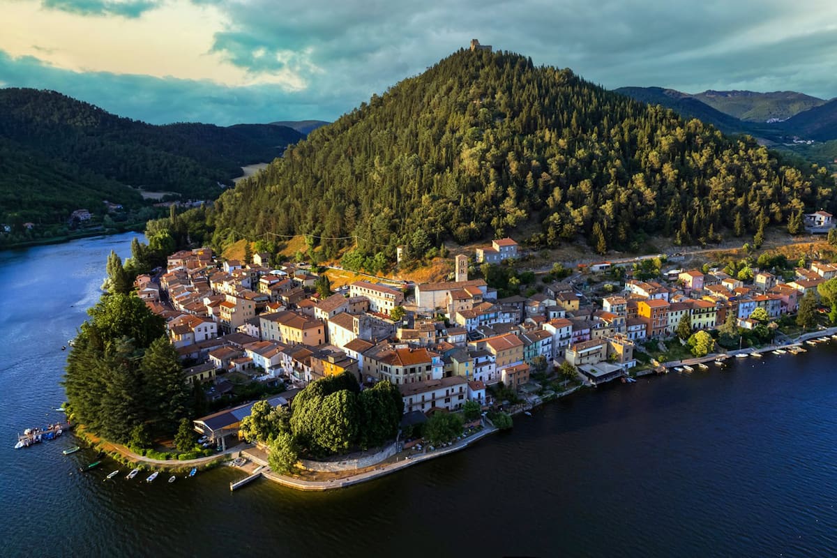 Piediluco, rodeado de un lago, con apenas 600 habitantes en Umbría, a 100 km de Roma