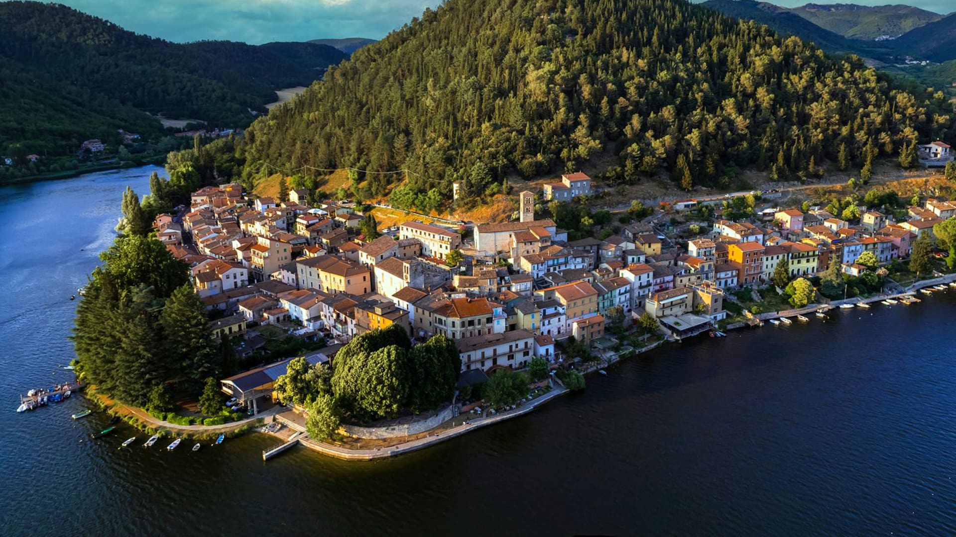 Piediluco, rodeado de un lago, con apenas 600 habitantes en Umbría, a 100 km de Roma