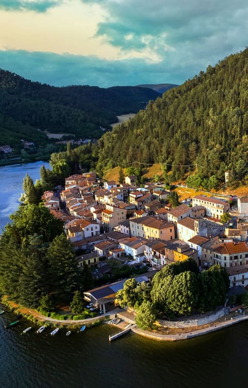 Piediluco, rodeado de un lago, con apenas 600 habitantes en Umbría, a 100 km de Roma