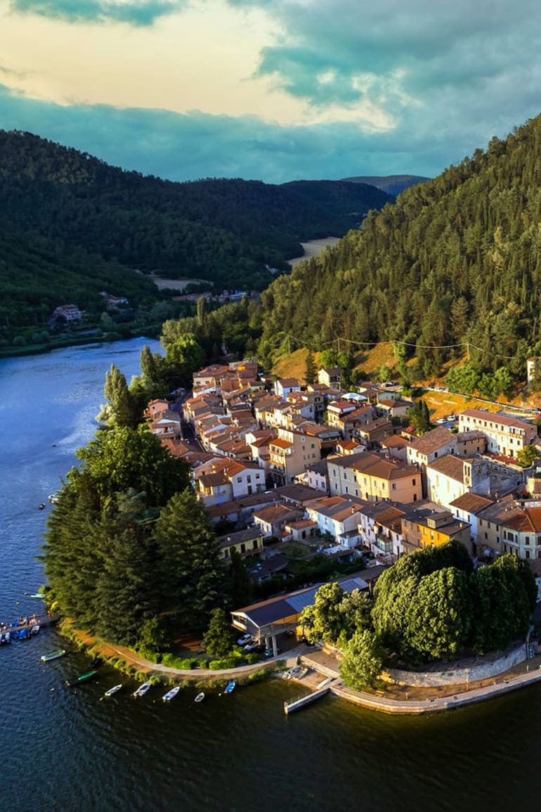 Piediluco, rodeado de un lago, con apenas 600 habitantes en Umbría, a 100 km de Roma