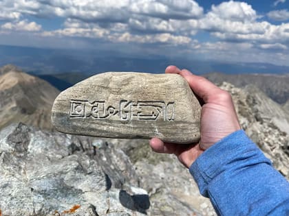 Piedra con petroglifo hallada en la cima de Capitol Peak en Colorado (Reddit/Barkeater26)