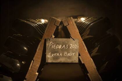 Piedras 202, la histórica champañera de Mendoza que se animó a elaborar un espumante con sabor y aroma a cannabis.