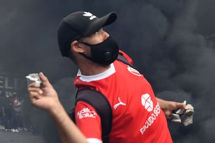 Piedras y más piedras, entre el humo de las gomas quemadas