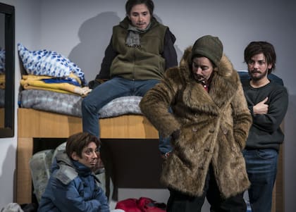 Piel de Lava, la maquinaria escénica de Valeria Correa, Laura Paredes, Elisa Carricajo y Pilar Gamboa en Petróleo