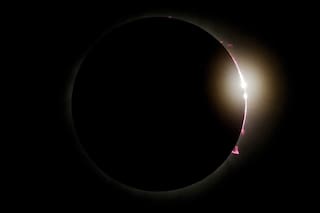"Piel de gallina" ante esta "luz rara": el eclipse solar maravilla a España