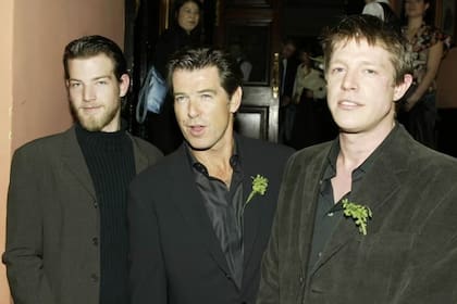 Pierce Brosnan con sus hijos Sean (izquierda) y Christopher (derecha) en el estreno de Evelyn en 2003, en Londres