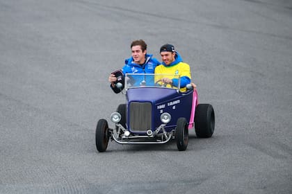 Pierer Gasly y Franco Colapinto en el disfile vintage
