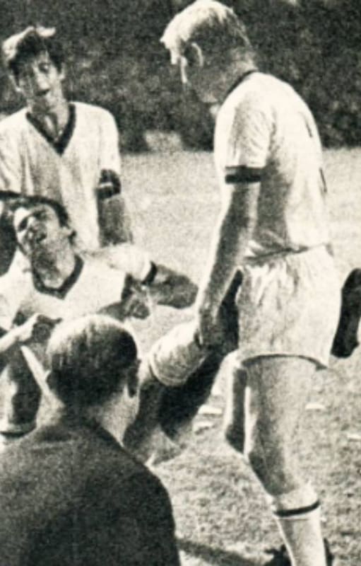 Pierino Prati, jugador del Milan, es conducido a la camilla por dos de sus compañeros