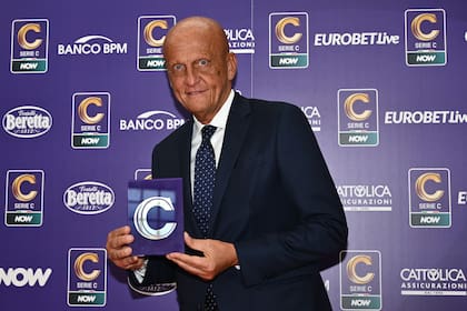 Pierluigi Collina en la presentación del nuevo logo de la Serie C de Italia.