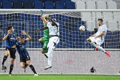 Pierluigi Gollini falló en la salida y Danilo DAmbrosio marcó el 1-0 para Inter ante Atalanta