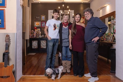 Piero con
su segunda mujer, la artista Mariana Schettini, sus hijos,
Fiorella y Giuliano y su mascota, Ringo