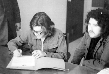 Piero (izquierda) y José (derecha) firmando autófrafos en Warner Music (1969)