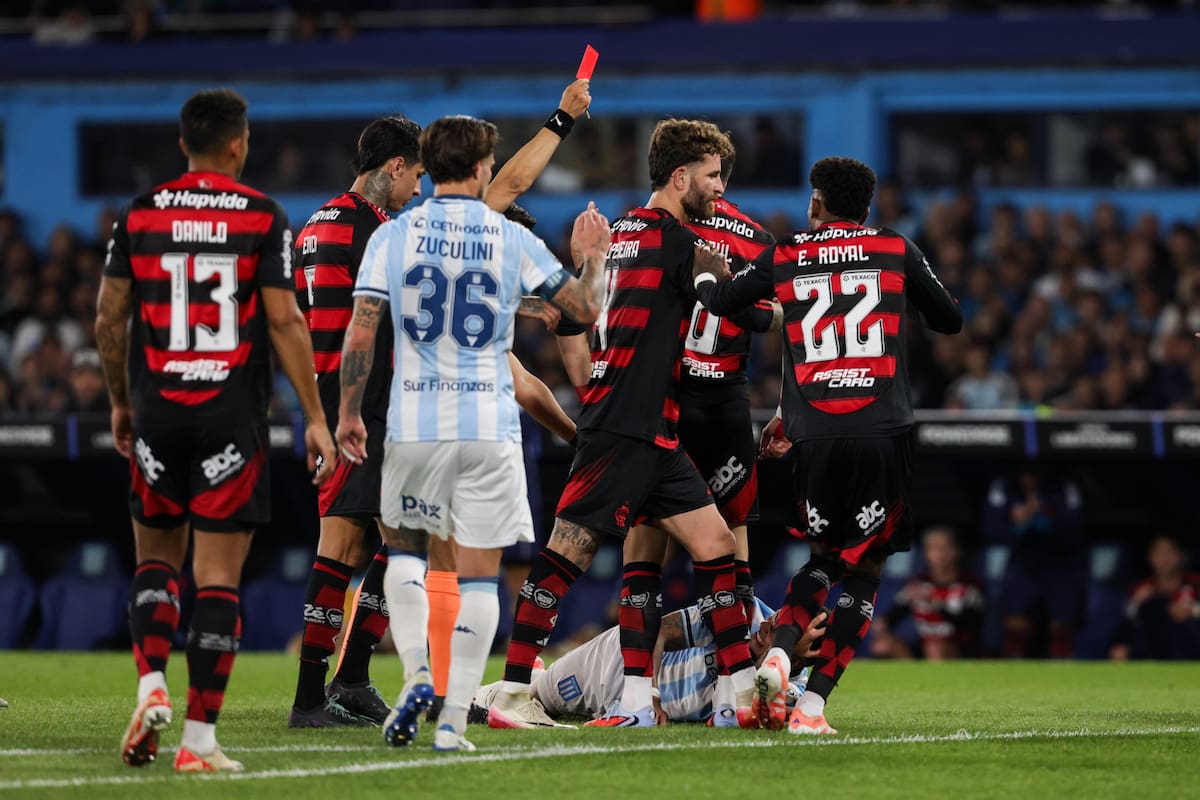 Piero Maza echa a Marcos Rojo en una acción en la que vio un codazo del argentino inexistente: el VAR lo convocó por el choque de cabezas y el chileno se rectificó.