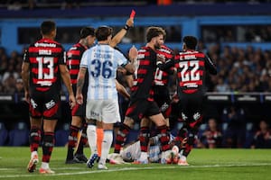 Piero Maza echa a Marcos Rojo en una acción en la que vio un codazo del argentino inexistente: el VAR lo convocó por el choque de cabezas y el chileno se rectificó.