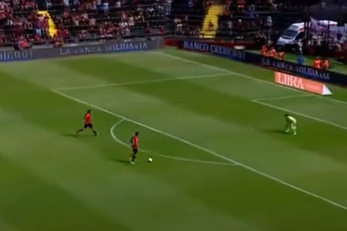 Pierotti y Benítez van solos contra el arco de Marchiorri, pero no será gol de Colón: de manera insólita, salvará el arquero de Atlético Tucumán