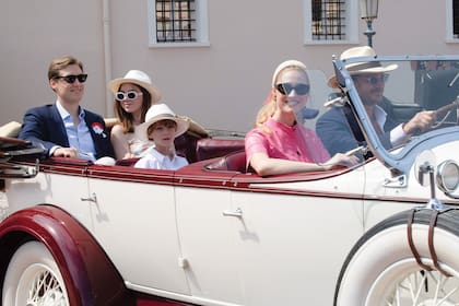 Pierre Casiraghi (al volante) y Beatrice Borromeo, acompañados por su hijo Francesco, Alexandra de Hanover y su novio Ben-Sylvester Strautmann.