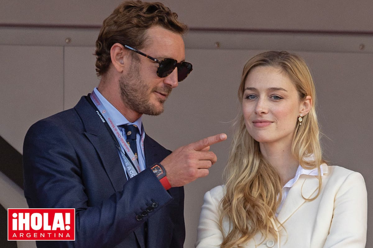 Pierre Casiraghi y Beatrice Borromeo disfrutan el Campeonato Mundial de Fórmula E en Mónaco.