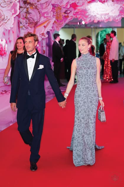 Pierre Casiraghi y Beatrice Borromeo, quien eligió para la ocasión un vestido gris con bordados y larga cola, que combinó con minibolso Lady Dior con strass gris. Recogió su pelo en un rodete para que destacaran sus grandes pendientes de perlas.