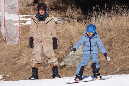 Pierre
Casiraghi y su hijo Stefano
disfrutan de la nieve con
sus tablas