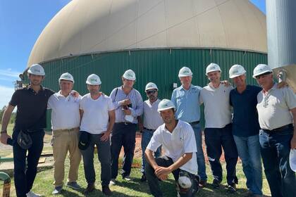 Pierre Courreges junto a un grupo de productores, de visita en la planta de Bio4, en Río Cuarto