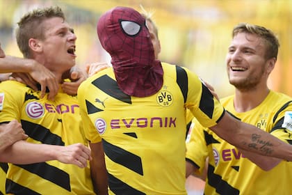 Pierre-Emerick Aubameyang, hizo el segundo gol de cabeza y se puso la máscara de Spiderman
