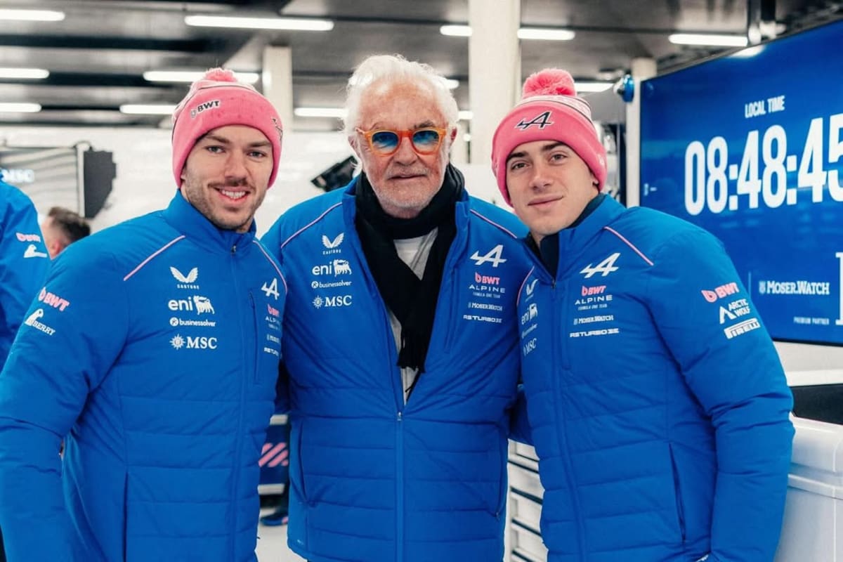 Pierre Gasly, Flavio Briatore y Franco Colapinto en el autódromo de Silverstone, donde Alpine hizo los primeros ensayos con el A526, el modelo para la nueva temporada
