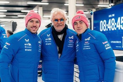 Pierre Gasly, Flavio Briatore y Franco Colapinto en el autódromo de Silverstone, donde Alpine hizo los primeros ensayos con el A526, el modelo para la nueva temporada
