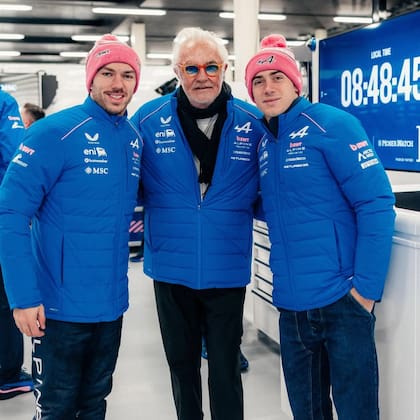 Pierre Gasly, Flavio Briatore y Franco Colapinto en el autódromo de Silverstone, donde Alpine hizo el filimg day con el modelo A526