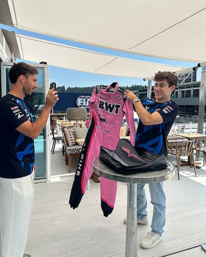Pierre Gasly fotografía a Franco Colapinto con el buzo de Alpine; el francés destacó la necesidad de afianzar la relación con el compañero de equipo y enseña una excelente comunión con el argentino