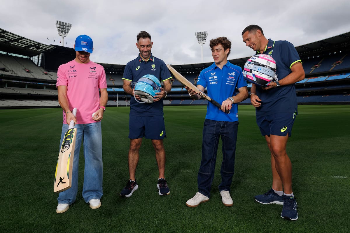 Pierre Gasly, Glenn Maxwell, Franco Colapinto y Scott Boland, en el estadio Melbourne Cricket Ground. (Photo by Daniel Pockett/Getty Images)