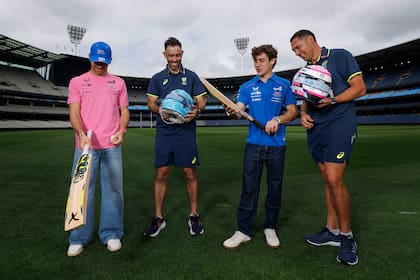 Pierre Gasly, Glenn Maxwell, Franco Colapinto y Scott Boland, en el estadio Melbourne Cricket Ground. (Photo by Daniel Pockett/Getty Images)