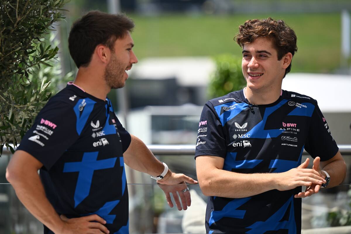 Pierre Gasly y Franco Colapinto, en una charla distendida este jueves en el paddock de Alpine en el circuito de Spielberg (Austria)