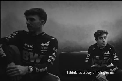 Pierre Gasly y Franco Colapinto, los pilotos de Alpine para la temporada 2026 de la Fórmula 1, durante el video de presentación